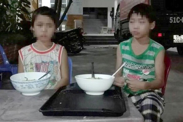 Hai trẻ em được chăm sóc tại một cơ sở bảo trợ ở TP.HCM