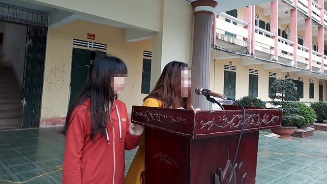 Hai chị em Lê Phương Dung và Nguyễn Thị Huyền công khai xin lỗi em L. trước toàn thể nhà trường về hành vi làm nhục người khác