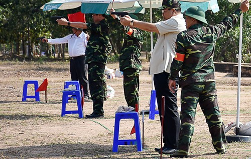 Lãnh đạo Tỉnh ủy Bà Rịa - Vũng Tàu tham gia thi kiểm tra bắn súng K54