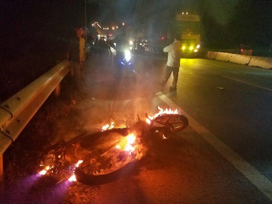 Chiếc xe máy sau khi va chạm đã bị cháy rụi