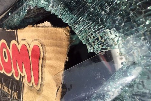 Gần chục xe ôtô ở thị trấn Sapa bị bắn vỡ kính