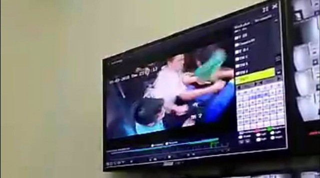 Camera an ninh ghi lại vụ va chạm giữa các cư dân trong thang máy