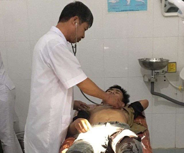 Em C. đang được các bác sĩ Bệnh viện Đa khoa huyện Hương Sơn điều trị