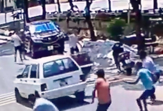 Hàng chục thanh niên mang theo dao kiếm, mã tấu, súng đánh chém nhau loạn xạ trên phố ở Nam Định - Ảnh cắt từ clip