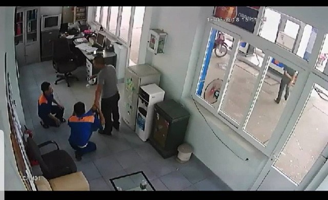 Hình ảnh người mua xăng tấn công gây thương tích cho nhân viên cửa hàng xăng dầu (ảnh cắt từ clip)