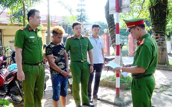 Công an huyện Vị Xuyên đọc lệnh bắt tạm giữ đối tượng Hoàng Anh Việt