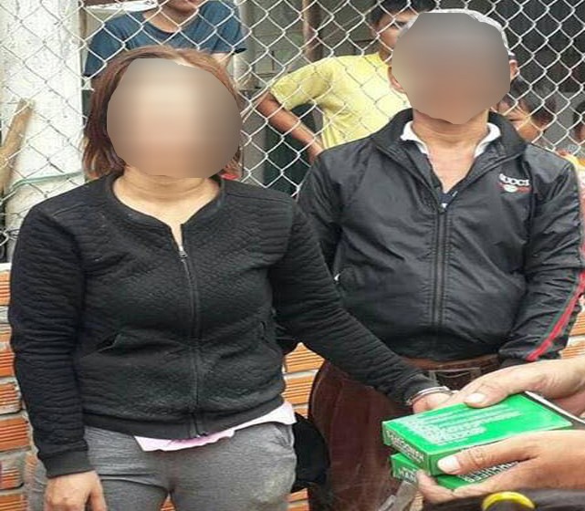 Cặp vợ chồng đi hốt thuốc Đông y bị vây bắt vì nghi bắt cóc trẻ em. Ảnh: Ảnh chụp màn hình