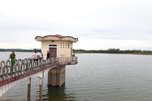 Hồ thuỷ lợi nơi Quang nhảy xuống