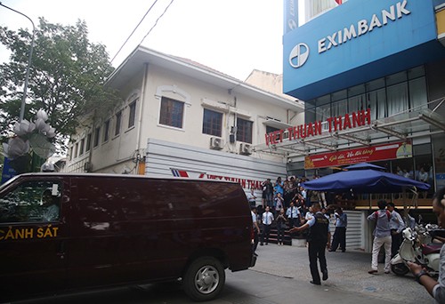 Cảnh sát khám xét Eximbank TP HCM và bắt tạm giam hai nữ cán bộ hôm 26/3