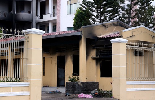 Nhiều dãy nhà trong trụ sở UBND Bình Thuận bị những kẻ quá khích ném bom xăng cháy đen hôm 10/6