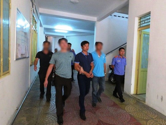 Ông Đinh Văn Long (đi giữa, hàng đầu) bị bắt tạm giam vì có hành vi làm sai lệch hồ sơ vụ án