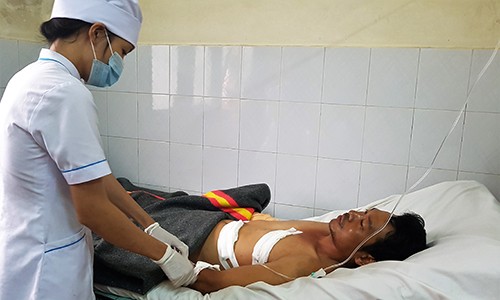 Nạn nhân bị trộm chém trọng thương đang điều trị ở bệnh viện