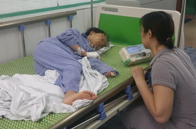Bé Hồng Minh đang được mẹ chăm sóc tại bệnh viện