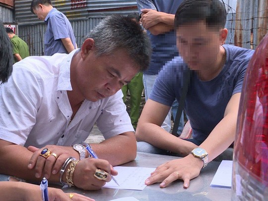 Nguyễn Quốc Hải (áo trắng) bị bắt giữ khi đang giao ma túy cho đàn em