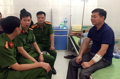 Lãnh đạo Công an tỉnh Phú Thọ đến bệnh viện thăm hỏi, động viên trung tá Phạm Thế Anh. Ảnh: CAND