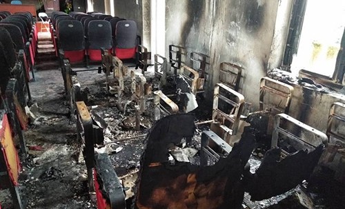 Hầu hết ghế và các thiết bị trong Hội trường UBND xã Hải Lộc bị cháy rụi