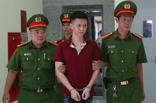 Trần Hoài Nam bị áp giải tòa án quận Cầu Giấy trong sáng 31/8