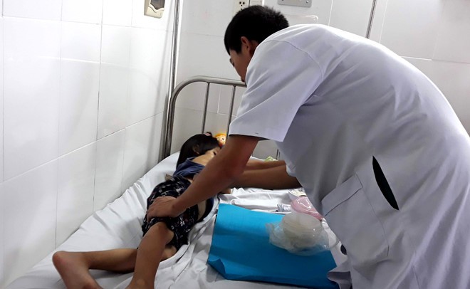 Bé gái đang được chăm sóc, điều trị tại bệnh viện Đa khoa tỉnh Ninh Thuận