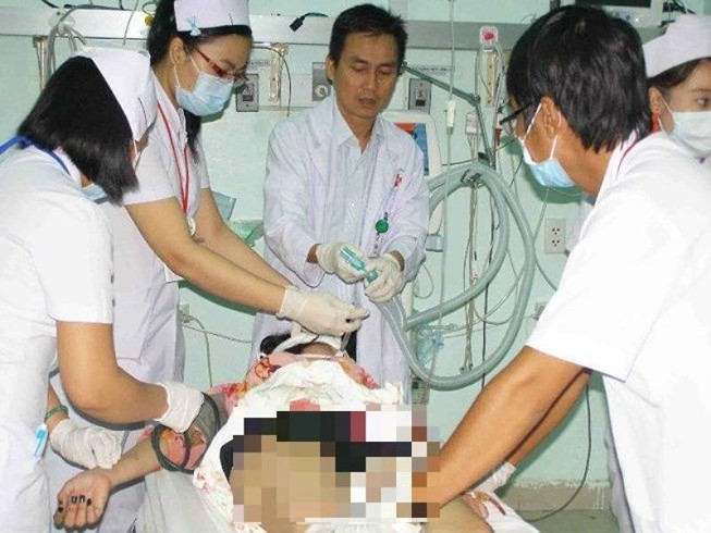 Các bác sĩ đang cấp cứu một nạn nhân chấn thương sọ não do bị giật túi xách