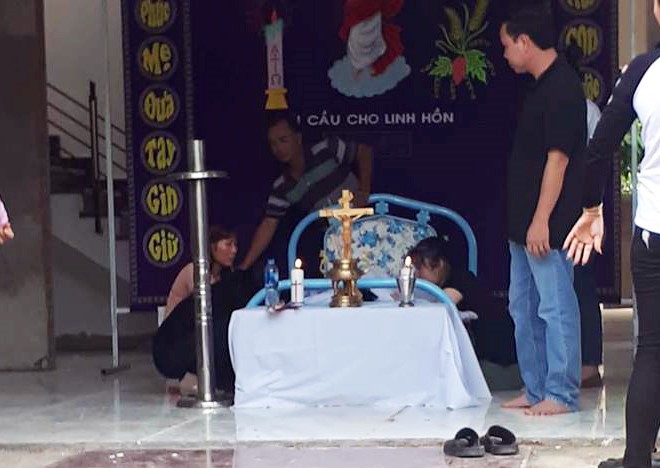 Người thân tổ chức lễ tang cho dân quân tử nạn