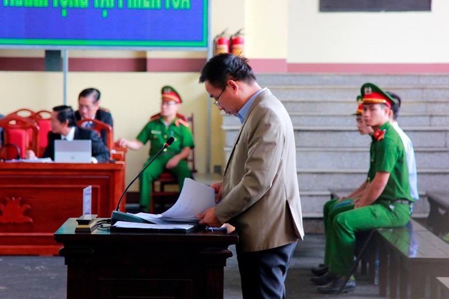 Điều tra viên Vũ Quang Hòa trả lời các câu hỏi của luật sư