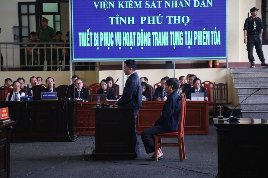 Nguyễn Văn Dương đối chất với Nguyễn Thanh Hóa (người ngồi) tại tòa