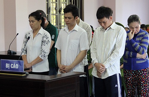 Trần Kiều Trang (bìa trái) cùng các đồng phạm tại phiên toà