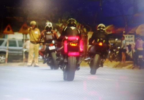Môt số môtô lắp biển số không đúng quy định, lạng lách khi cảnh sát chốt chặn. Ảnh: Khánh Hương