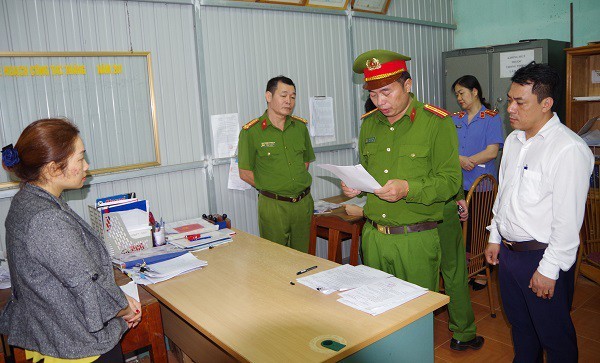 Đối tượng Nguyễn Thị Thoa (bên trái) đứng nghe Cơ quan Cảnh sát điều tra công bố Lệnh khám xét nơi ở. Ảnh: Công an Hà Giang