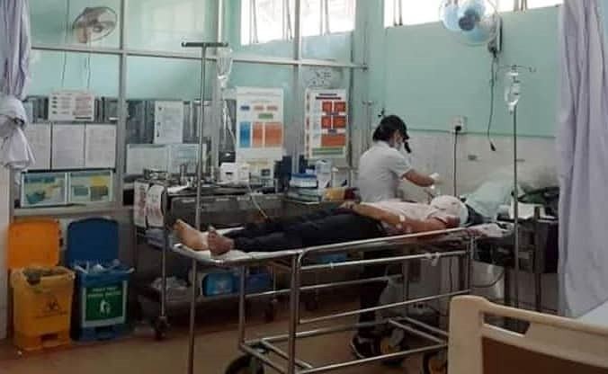 Bệnh nhân Hiếu đang được cấp cứu tại Bệnh viện Đa khoa tỉnh Gia Lai