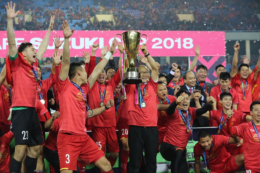 Quế Ngọc Hải cùng các đồng đội ăn mừng ngôi vô địch AFF Cup 2018