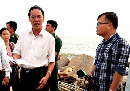 Ông Nguyễn Đức Hòa (áo trắng) chỉ đạo phòng chống bão số 9 tại thị xã Lagi, Bình Thuận hồi tháng 11