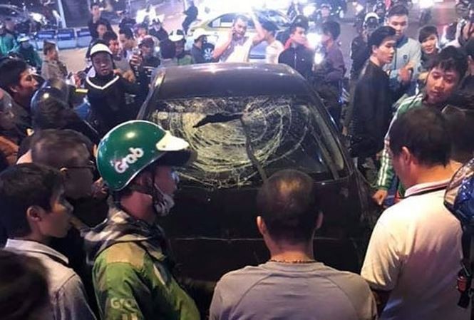 Hàng chục người vây kín nam tài xế và ôtô gây tai nạn liên hoàn. Ảnh: VnExpress