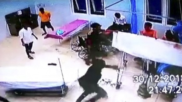 Nhóm đối tượng tấn công 3 người bị thương bệnh viện bị camera an ninh ghi hình