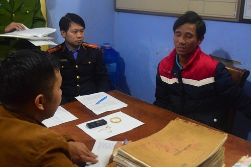 Nguyễn Văn Việt (áo đỏ) tại cơ quan điều tra