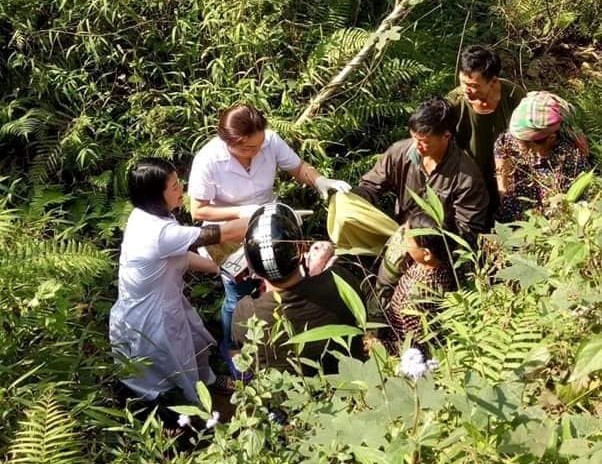 Các bác sĩ Bệnh viện Đa khoa Bắc Mê (Hà Giang) đã đỡ đẻ thành công cho một sản phụ bị tai nạn giao thông rơi xuống vách núi