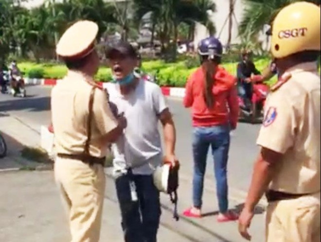 Thanh niên cầm mũ bảo hiểm tấn công cảnh sát