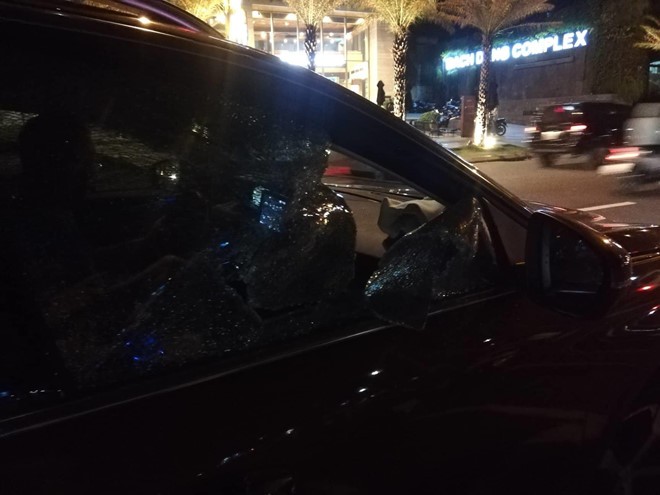 Chiếc xe bị đập vỡ cửa kính
