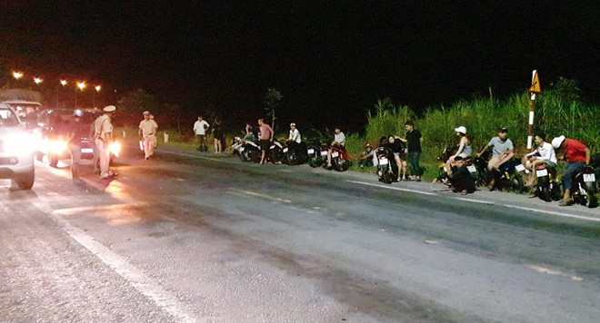 Trên 100 thanh niên đua xe bị cảnh sát chốt chặn trên đường Xuyên Á