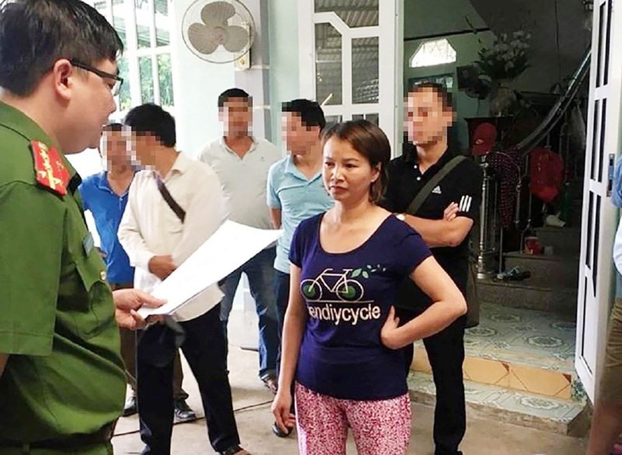Công an đọc lệnh bắt bà Trần Thị Hiền - mẹ "nữ sinh giao gà" ở bị sát hại ở Điện Biên. Ảnh: VietNamNet