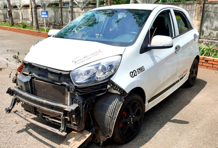 Chiếc ôtô thiếu tá Hùng lái gây tai nạn