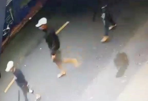 Nhóm thanh niên mang hung khí truy sát người tại tiệm cầm đồ. Ảnh: cắt từ clip