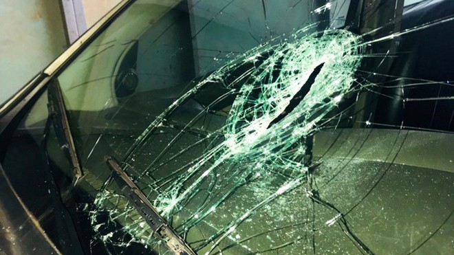 Một chiếc xe ô tô bị đối tượng Vinh dùng dao chém hư hỏng