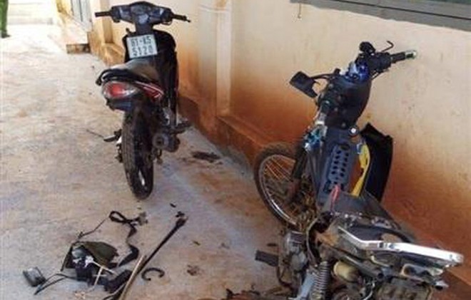 Hai xe máy của nhóm trộm chó bị đập phá