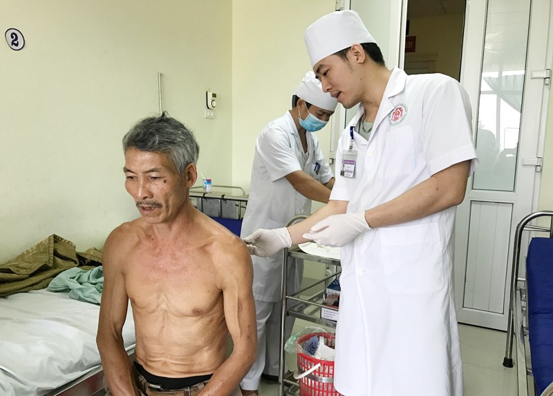 Ông Ngô Văn Cảnh đang được điều trị tại Khoa Ngoại 2, Bệnh viện Quân y 91. (Ảnh: Báo Thái Nguyên)