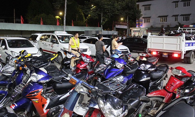 Hàng trăm xe máy vi phạm bị tạm giữ tại Công an TP Biên Hòa rạng sáng 8/12. Ảnh: Hoàng Trường.