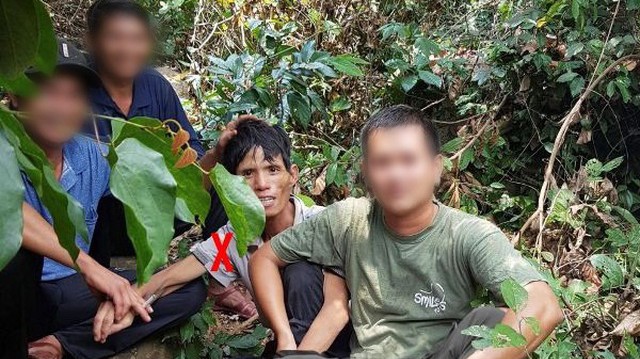 4 người dân ở Bình Định mưu trí, dũng cảm tiếp cận giúp công an bắt nghi phạm giết người tình đang bị truy nã đặc biệt khi đang lẩn trốn trong rừng sâu
