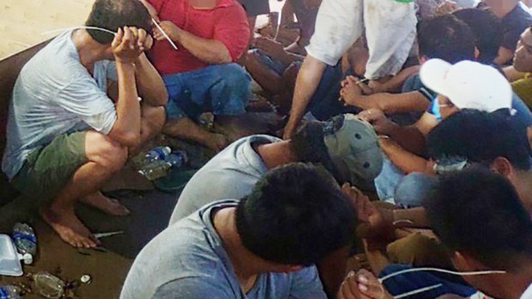 Công an khởi tố, bắt giam 43 người trong vụ "đột kích" trường gà khủng ven đường Võ Văn Kiệt. Ảnh: Pháp luật TP Hồ Chí Minh