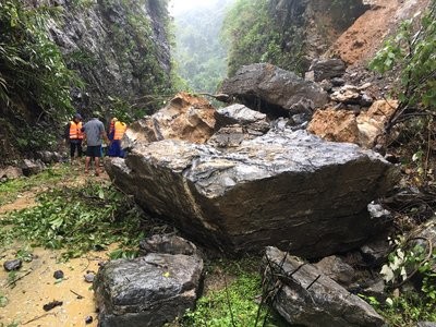 Núi sạt lở vùi lấp lán trại, 1 người chết 3 người mất tích trong rừng Phong Nha - Kẻ Bàng