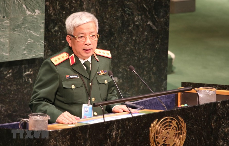 Thượng tướng Nguyễn Chí Vịnh, Thứ trưởng Bộ Quốc phòng phát biểu tại Hội nghị. (Ảnh: Hữu Thanh/TTXVN)